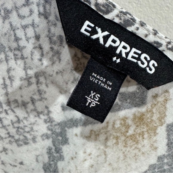 Express snakeskin bell sleeve tie waist romper ❤️ - Picture 5 of 6